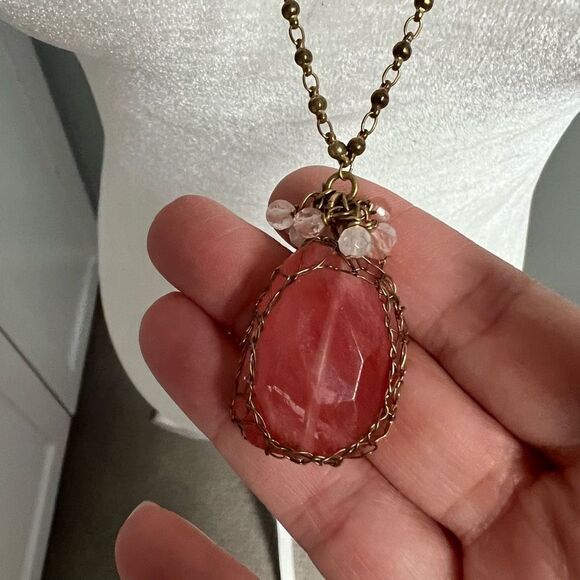 Long pink faceted stone crystal pendant boho necklace on a gold tone chain - Picture 2 of 5